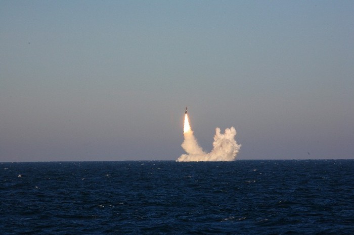 Cảnh bắn thử tên lửa Bulava của Hải quân Nga